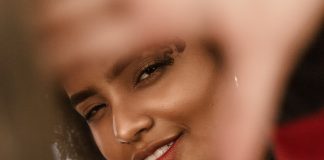 lady framing her face with fingers