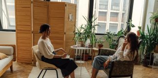2 females in relaxed atmosphere having a conversation